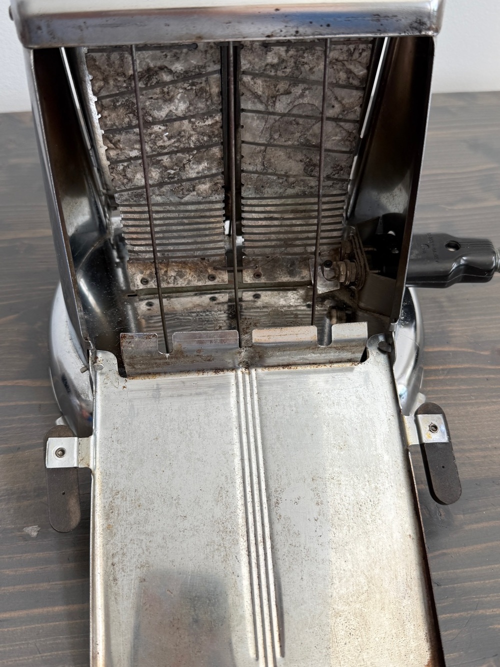 Antique metal plug in toaster
The Brock Snyder MFG Co.
Grimsby, Ont. - Picture 11 of 17